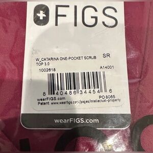 NWT FIGS Pink Scrub set
Small Catarina top
Small regular Zamora jogger pants